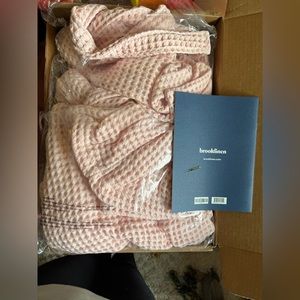 NWT IN BOX BROOKLINE BATHROBE !!!!